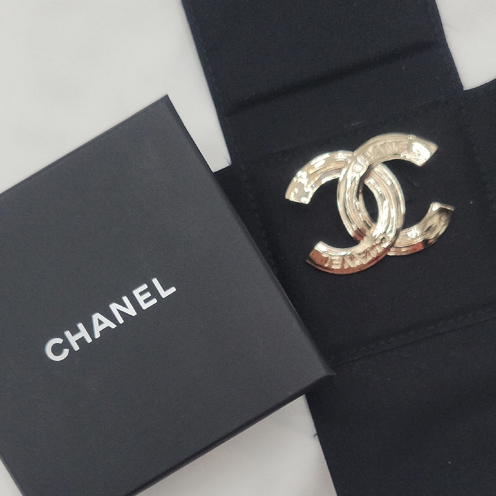 CHANEL Silver Cc Logo Brooch/Ac